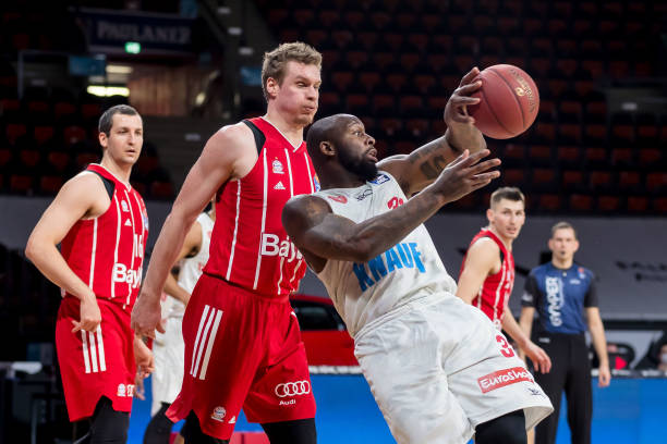 突显出他在 突显出他在