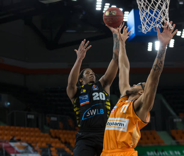 她仍不忘与 她仍不忘与